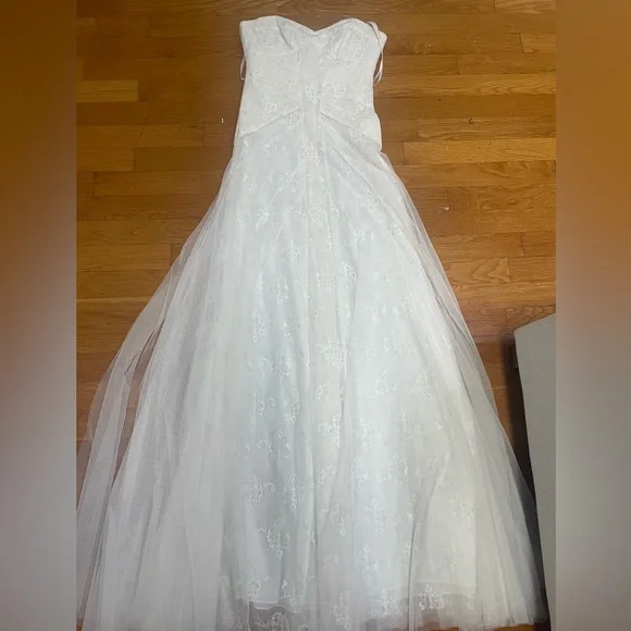 Stunning BCBG Maxazria dress - Picture 6 of 10